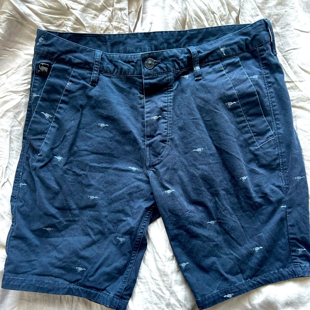 Men’s G Star flat front shorts with racing dog print. Size 33